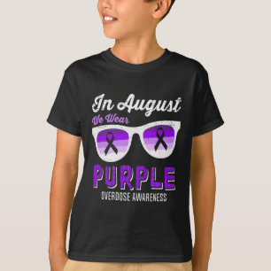 Im August tragen wir lila Sonnenbrillen Überdosis- T-Shirt