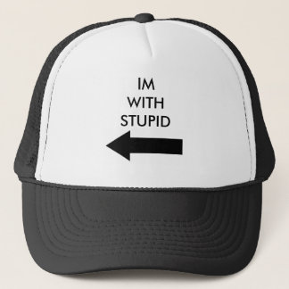 IM AVEC LE CASQUETTE STUPIDE (LAISSÉ)
