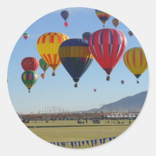 Im Ballon aufsteigen Runder Aufkleber