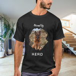 Im Besitz von Hund Foto Spaß schwarz T-Shirt<br><div class="desc">Für einen schwarz/dunkel gefärbten T - Shirt. Weißer Text. Für einen Hundeliebhaber! Personalisieren und fügen Sie ein Foto Ihres Hundes. Text: Im Besitz von   Name des Hundes.</div>