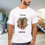 Im Besitz von Hund Foto Spaß T-Shirt<br><div class="desc">Für einen T - Shirt in Weiß/Hellfarbe. Schwarzer Text. Für einen Hundeliebhaber! Personalisieren und fügen Sie ein Foto Ihres Hundes. Text: Im Besitz von   Name des Hundes.</div>