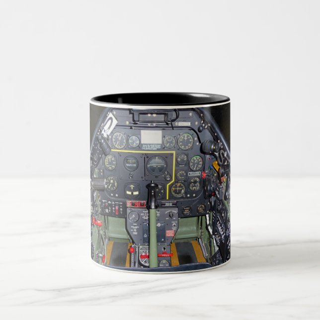 Im Cockpit Zweifarbige Tasse (Mittel)