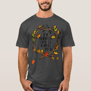 Im dankbaren 2020 ist fast über sonnigen Erntedank T-Shirt