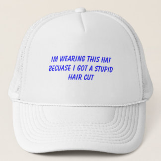 Im diesen Hut tragend, weil ich einen dummen Truckerkappe