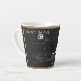 Im Dunkeln lauernde kleine Latte-Tasse Milchtasse