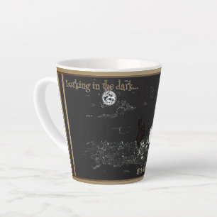 Im Dunkeln lauernde kleine Latte-Tasse Milchtasse