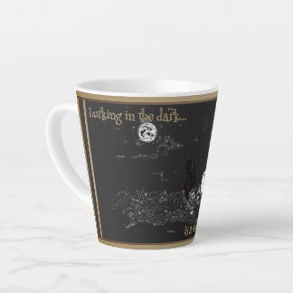 Im Dunkeln lauernde kleine Latte-Tasse Milchtasse