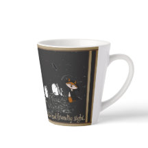 Im Dunkeln lauernde kleine Latte-Tasse