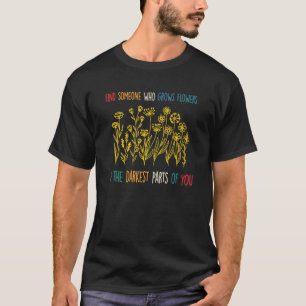 im dunkelsten Teil jemanden finden, der Blume wäch T-Shirt