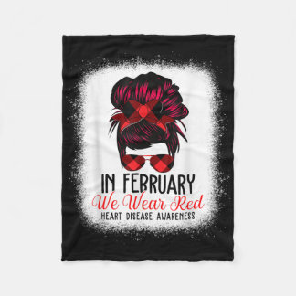Im Februar tragen wir eine rote Messy Bun Herzerkr Fleecedecke