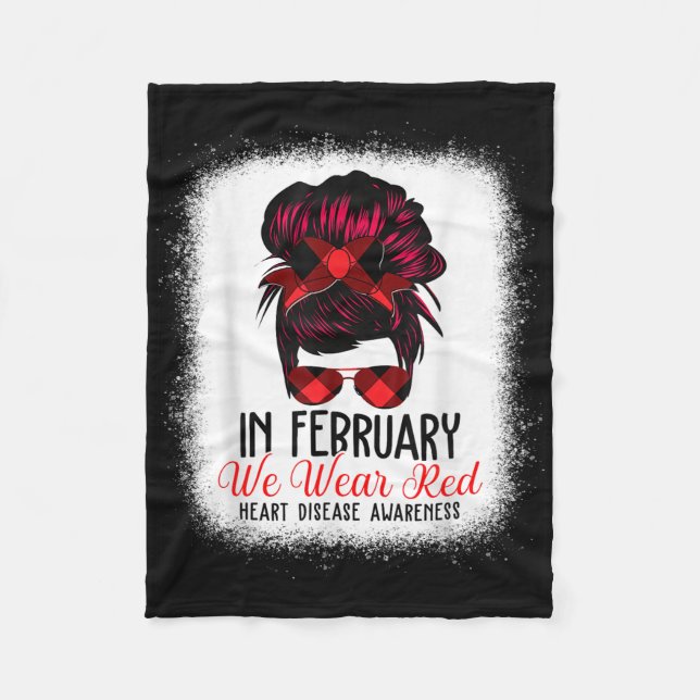 Im Februar tragen wir eine rote Messy Bun Herzerkr Fleecedecke (Vorderseite)