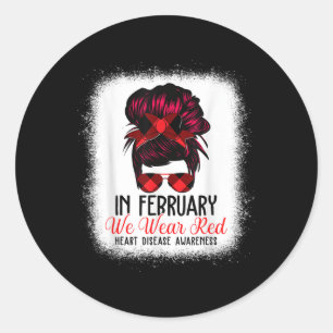 Im Februar tragen wir eine rote Messy Bun Herzerkr Runder Aufkleber