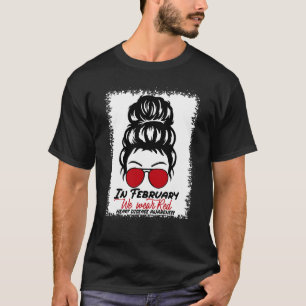 Im Februar tragen wir eine rote Messy Bun Herzerkr T-Shirt