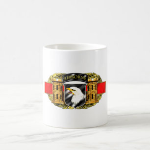im Flugzeug Abteilung 12B 101. Kaffeetasse