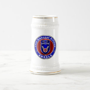 im Flugzeug Abteilung Bierglas
