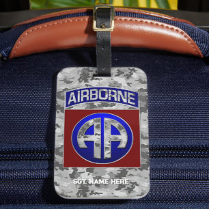 im Flugzeug Division All American Personalizable Gepäckanhänger