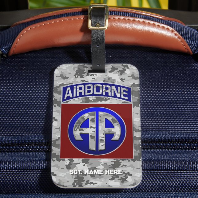 im Flugzeug Division All American Personalizable Gepäckanhänger (Vorderseite Insitu 2)