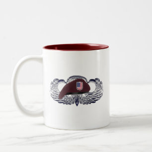 Im Flugzeug Fallschirmjäger Zweifarbige Tasse