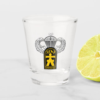 im Flugzeug mit Jump Wings Schnapsglas