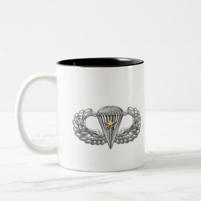 Im Flugzeug Parachutist mit Combat Star Zweifarbige Tasse (Links)