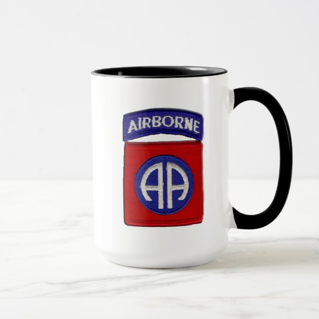 Im Flugzeug Tasse der Armee-82. (Rechts)