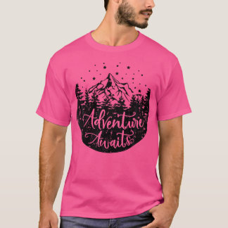 Im Freien erwartet Sie zum Camping ein Abenteuer T-Shirt