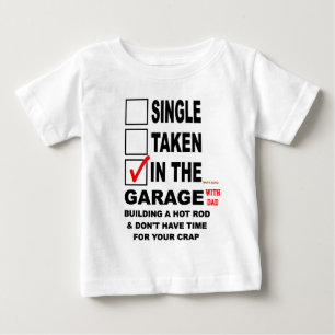 IM GARAGEN-(MIT VATER) GEBÄUDE EIN FRISIERTES AUT BABY T-SHIRT