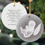 Im Gedenken an den Schneegel des falschen Gedichts Keramik Ornament<br><div class="desc">Ein wunderschönes Geschenk,  um sich an einen kleinen Engel zu erinnern. Mit einer Hand illustrierte Schneegel-Grafik und einem herzhaften Gedicht auf der Rückseite machen diese Ornamente nachdenkliche Geschenke.</div>