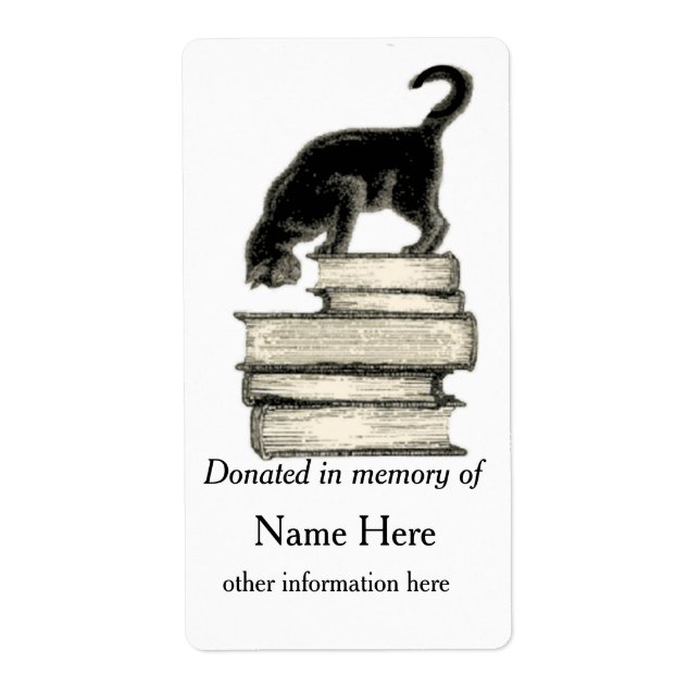 Im Gedenken an Katze auf dem Stapel der Bücher des (Vorne)