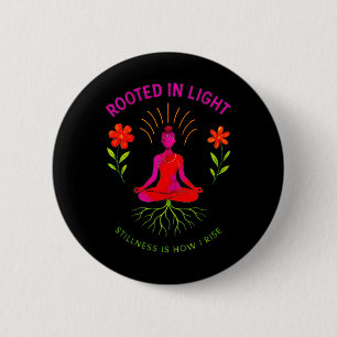 Im Licht verwurzeltes Yoga-Meditationsdesign Button