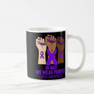 Im Mai tragen wir Lila Lupus-Bewusstsein Lila Mona Kaffeetasse