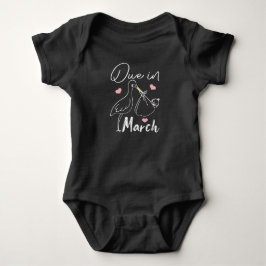 Im März trägt Funny Swan ein Niedliches neues Baby Strampler