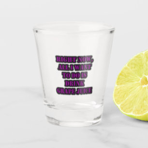 Im Moment Wollte ich nur, Traubensaft zu trinken Schnapsglas