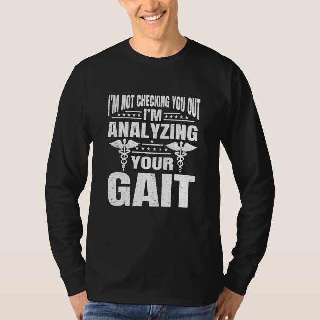 Im Not Checking You Out Im Analyzing Your Gait The T-Shirt (Vorderseite)