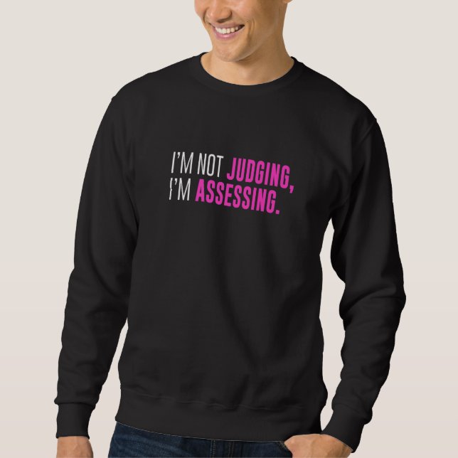 I'm Not Judging I'm Assessing Funny Sarcasm Premiu Sweatshirt (Vorderseite)