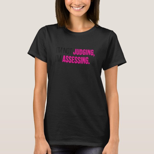 I'm Not Judging I'm Assessing Funny Sarcasm T-Shirt (Vorderseite)