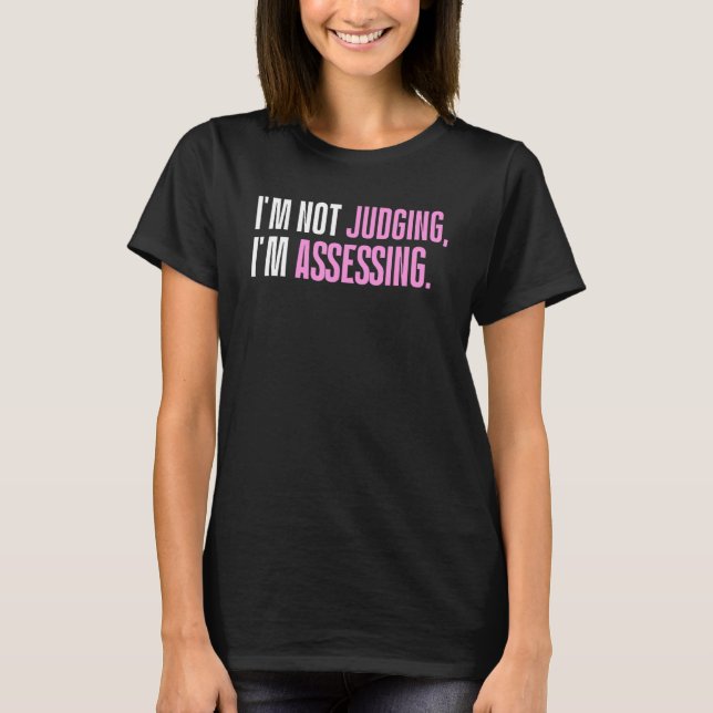 I'm Not Judging I'm Assessing Funny Saying_1 T-Shirt (Vorderseite)