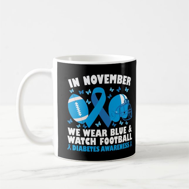 Im November tragen wir Blau und Fußball Kaffeetasse (Links)