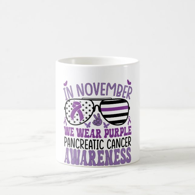 Im November tragen wir Lila Bauchspeicheldrüsenkre Kaffeetasse (Mittel)