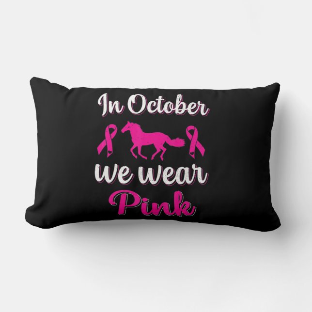 Im Oktober tragen wir ein pinkfarbenes Brustkrebsb Lendenkissen (Vorderseite)
