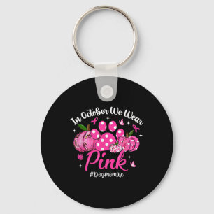 Im Oktober tragen wir ein pinkfarbenes Brustkrebsb Schlüsselanhänger