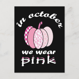 Im Oktober tragen wir einen rosa Kürbis kariert  Ankündigungspostkarte