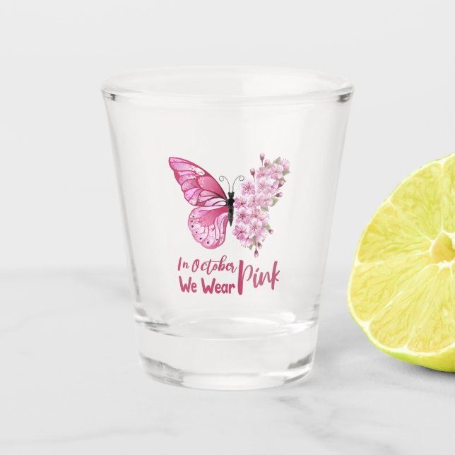 Im Oktober tragen wir einen rosa Schmetterling nie Schnapsglas (Vorderseite)