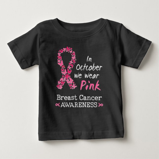 Im Oktober tragen wir rosa Brustkrebs-Bewusstsein Baby T-shirt (Vorderseite)