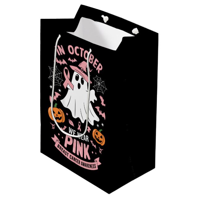 Im Oktober tragen wir rosa Geisterhexen Brustkrebs Mittlere Geschenktüte (Vorderseite Schrägansicht)