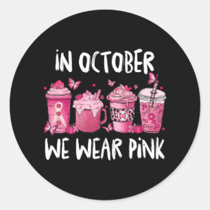 Im Oktober tragen wir rosa Halloween Breastkrebs A Runder Aufkleber