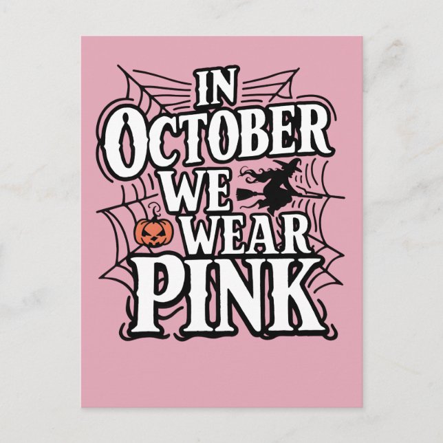 Im Oktober tragen wir rosa Halloween Hexe Ankündigungspostkarte (Vorderseite)