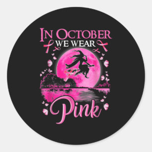 Im Oktober tragen wir rosa Ribbon, Halloween Bre Runder Aufkleber