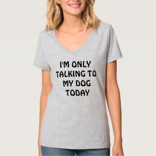 Im parlant seulement à mon T-shirt de chien