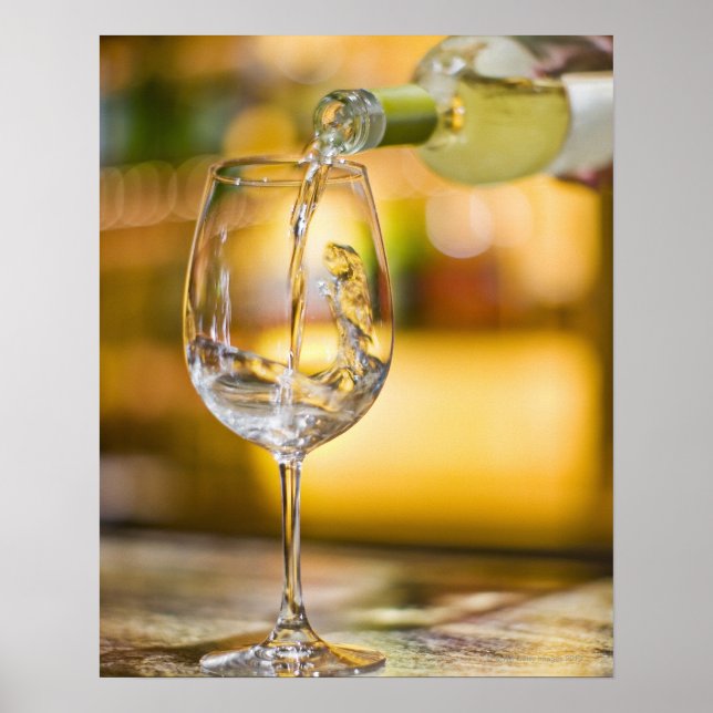 Im Restaurant wird Weißwein aus der Flasche gegoss Poster (Vorne)